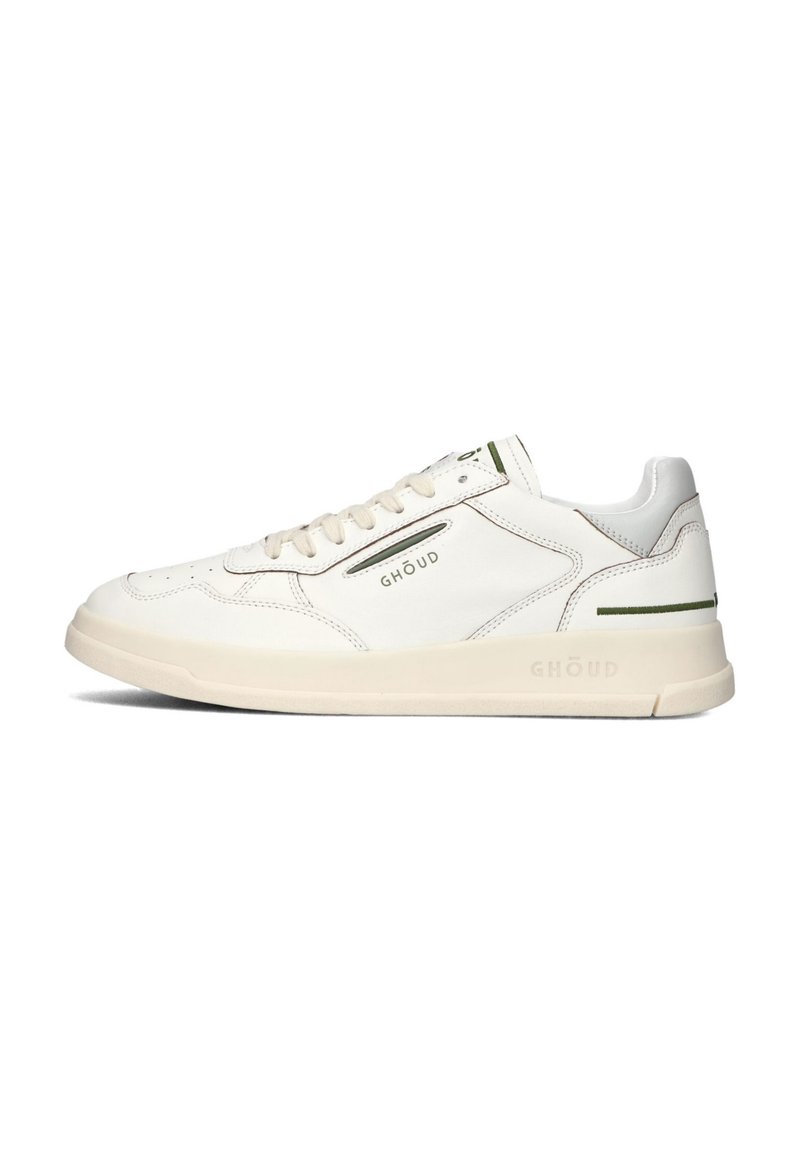 Witte leren sneaker met crèmekleurige zool, groene accenten en gestikte details. Kenmerkt zich door een klassiek vetersysteem en een reliëflogo.