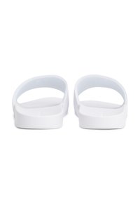 Hvite skyvesandaler med glatt tekstur, åpen bak, og brede stropper. Flat såle og minimalistisk design uten ekstra mønstre eller aksenter.