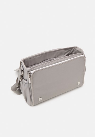 Borsa a spalla in tessuto grigio con forma rettangolare, chiusura con zip e due bottoni a pressione sul davanti. Scomparti interni visibili.