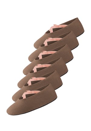 Fem brune ballerinaer i stof med lyserøde krydsremme, arrangeret diagonalt på en hvid baggrund.