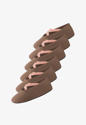 Cinq ballerines en tissu marron avec des lanières croisées roses alignées en diagonale sur un fond blanc.