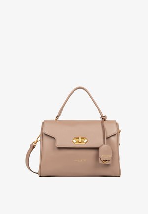 Sac à main en cuir beige avec un design structuré, quincaillerie dorée, anse supérieure et bandoulière amovible. Il dispose d'un rabat et d'un logo.