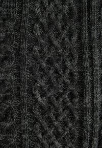 Ciemnoszary dzianinowy materiał z teksturowanym wzorem w kabli i różnymi wzorami ściegów, podkreślający miękką, puszystą fakturę.