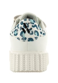 Baskets blanches avec une semelle texturée et un talon à motif léopard bleu et blanc. Présente un accent de logo noir sur le talon.