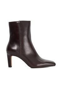 Bottine en cuir marron foncé, avec un bout pointu et un talon carré de hauteur intermédiaire, finition lisse, sans attaches visibles.