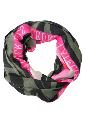 Cirkulært tørklæde med grønt og sort camouflage mønster og en lys pink kant med hvid tekst.