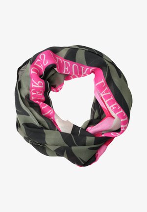 Cirkulært tørklæde med grønt og sort camouflage mønster og en lys pink kant med hvid tekst.