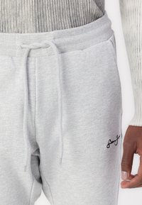 Sean John CLASSIC LOGO ESSENTIAL PANTS - Παντελόνι φόρμας - grey