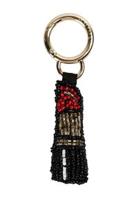 Llavero de cuentas con diseño de lápiz labial en negro, rojo y dorado, sujeto a un anillo metálico dorado. Detalles texturizados y coloridos que aumentan la visibilidad.