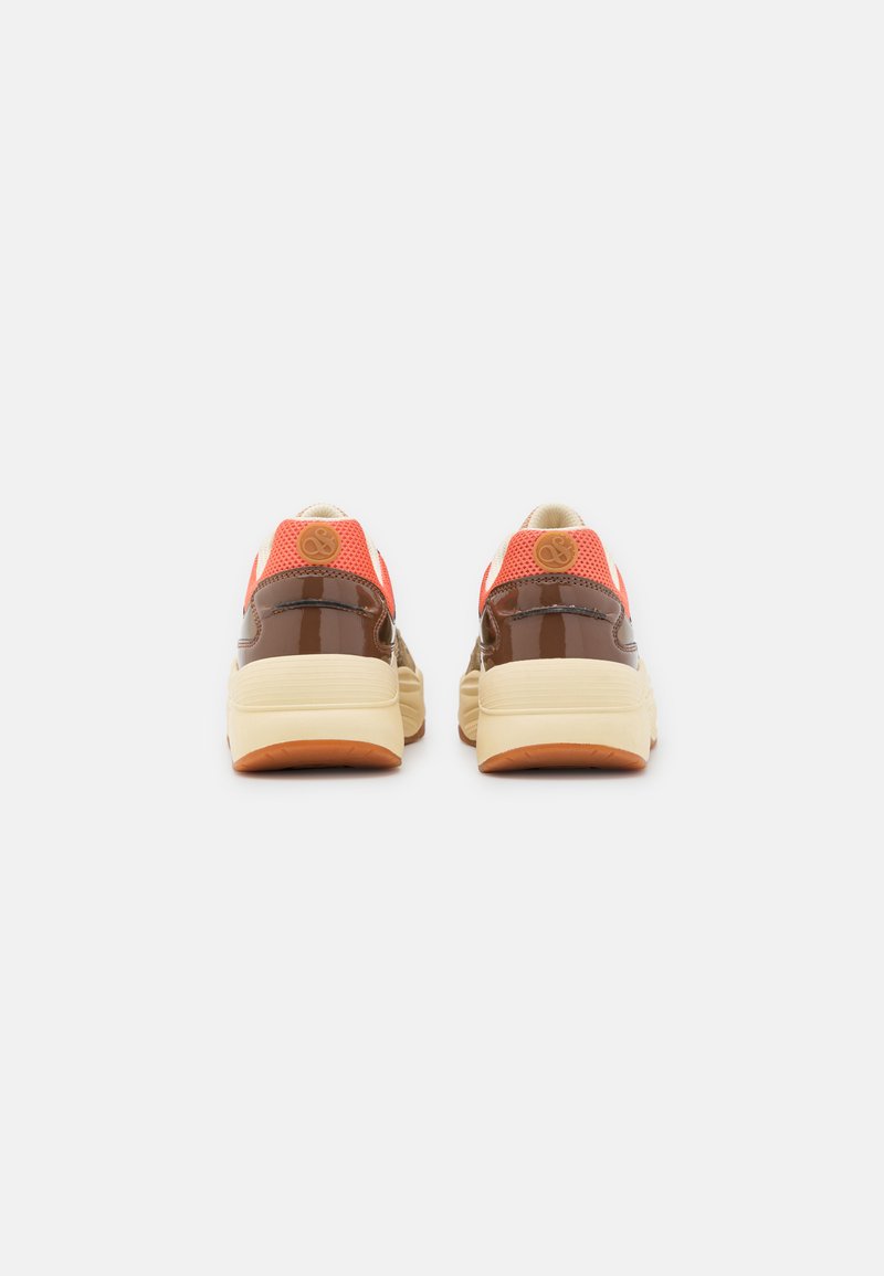 Bruine en oranje sneakers met een glanzende afwerking, gevoerde kraag en oranje mesh accenten; gevoerde zool en ingebed rubberen buitenzool.