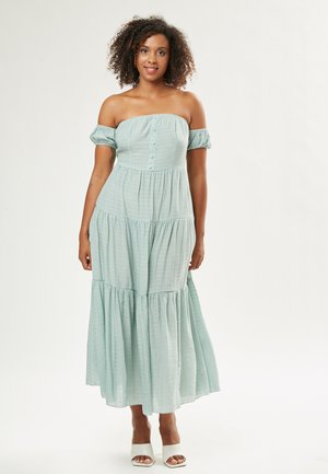 Robe maxi en bleu clair, décolletée sur les épaules, avec de courtes manches bouffantes, un détail de boutons, une texture côtelée et un ourlet à fronces.