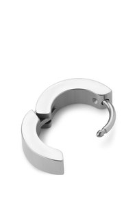 Sølvmetal ørering med et buet design, der har en glat finish og en lille, aftagelig krog for sikker lukning.