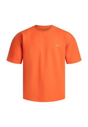 Camiseta de algodón naranja con cuello redondo, mangas cortas y un pequeño logo en el lado izquierdo del pecho. Textura suave y corte relajado.