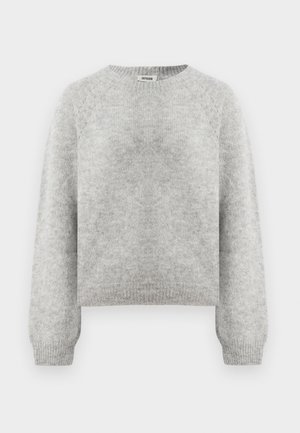 Hellgrauer Strickpullover mit langen Ärmeln, Rundhalsausschnitt und gerippten Bündchen und Saum, flach auf einem weißen Hintergrund präsentiert.