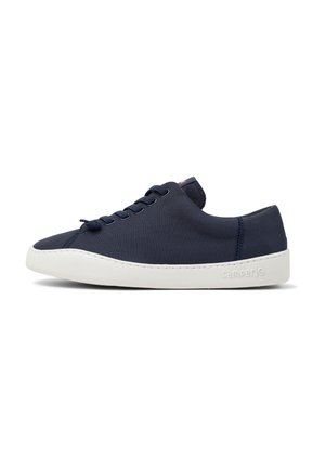 Zapatillas de tela de color azul marino con suela de goma blanca. Presentan punta redonda, cordones en la parte frontal y un sutil logotipo en el talón. Diseñadas para uso casual.