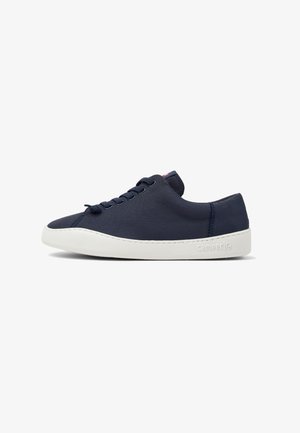 Marineblaue Stoff-Sneaker mit weißer Gummisohle. Verfügt über eine runde Zehenpartie, Schnürung vorn und dezente Markenkennung an der Ferse. Für den Freizeitgebrauch entworfen.