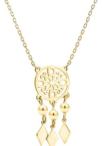 Guldkedja med en cirkulär berlock som har en intrikat utskuren blommönsterdesign och tre hängande element: två runda och en diamantskuren.