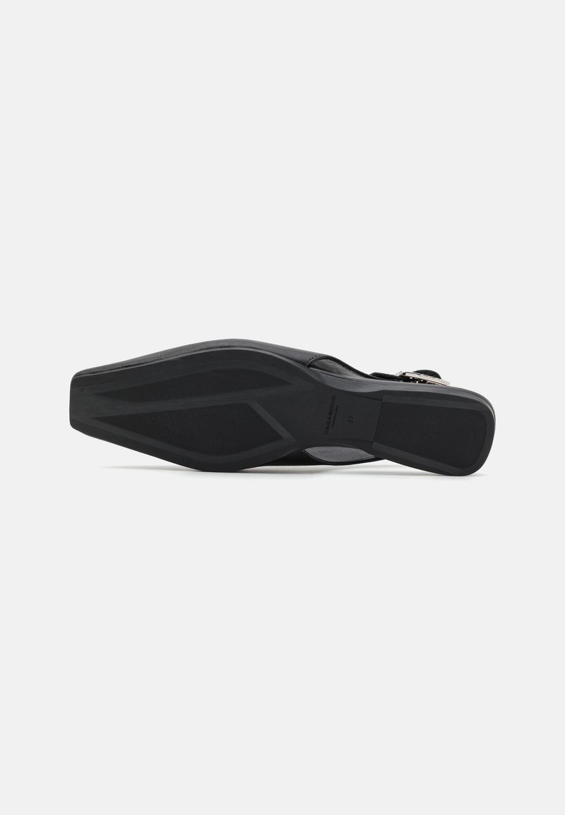 Sandal de tacón negro con una parte superior de cuero suave, una suela de goma texturizada y un diseño minimalista. Presenta una delgada correa en el tobillo para el cierre.