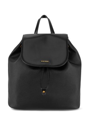 Mochila de cuero negro con cierre de solapa, cordón ajustable, botón dorado, asa superior y logotipo "Gino Rossi" en la solapa frontal.