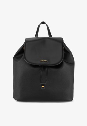 Mochila de cuero negro con cierre de solapa, cordón ajustable, botón dorado, asa superior y logotipo "Gino Rossi" en la solapa frontal.