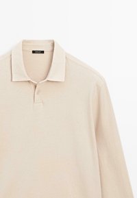 Beige dlouhý rukáv polo tričko vyrobené z měkké bavlny, s klasickým límečkem, třemi knoflíky a minimálními švy.