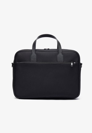 Bolsa de portátil negra con un exterior de tela suave, doble asa superior, bolsillo frontal con cremallera y un diseño rectangular elegante.