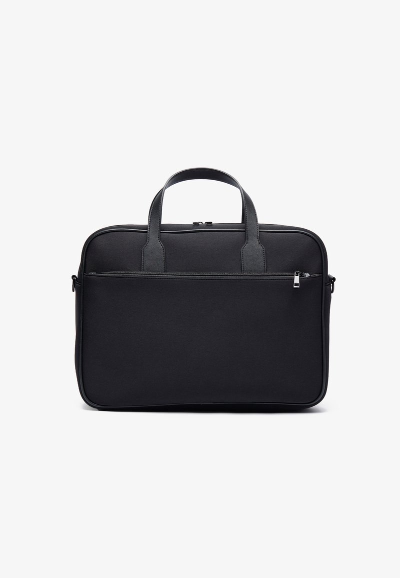 Svart laptopbag med en jevn tekstiloverflate, doble topphåndtak, glidelåslomme foran og et slankt rektangulært design.
