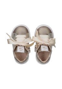 Scarpe per neonato di colore grigio chiaro con lacci piatti crema, suola bianca, cerniere laterali e un'etichetta con un logo sulla linguetta.