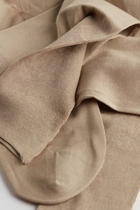 Béžové ponožky z bavlněné směsi s měkkou strukturou, hladkým povrchem a proužkovaným designem, s vyztuženou špičkou a patou.