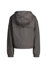 Lyhyt takki mattapintaisesta harmaasta kankaasta, jossa on huppu, elastiset hihansuut ja sauma takana. Minimalistinen muotoilu ilman näkyviä kiinnityksiä.