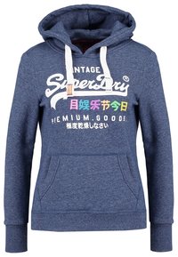 Felpa con cappuccio di colore blu scuro, dotata di tasca a marsupio, cordini bianchi e testo di branding colorato sulla parte anteriore. Texture in fleece.