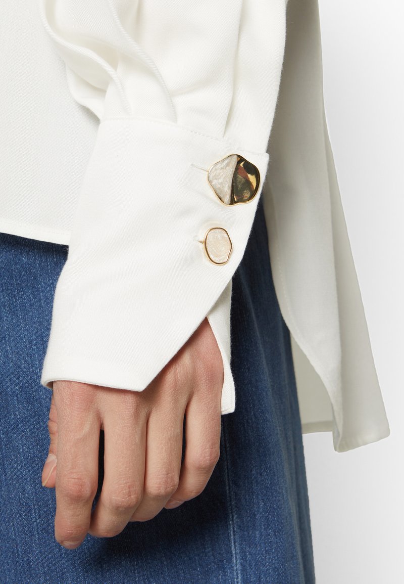 Damen Kleider | Mother of Pearl SHIRT WITH PLEATED SLEEVE Hemdbluse white/weiß - VM92326 Damen Kleider | Mother of Pearl SHIRT WITH PLEATED SLEEVE Hemdbluse white/weiß - VM92326