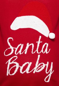 Roter Strickpullover mit dem weißen Text "Santa Baby" und einem weißen Santa-Hut-Design mit einem Pompon-Akzent auf dem Hut.