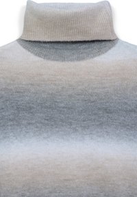Maglione a collo alto con gradiente beige e grigio, texture a maglia, colletto a coste, tessuto morbido, con una transizione di colore dal chiaro allo scuro.