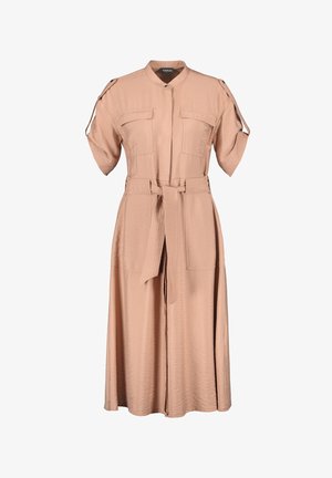 Sukienka koszulowa do kolan, w miękkim odcieniu beżu, z krótkimi rękawami, dwiema kieszeniami z przodu, paskiem w talii oraz zapinanym kołnierzykiem. Gładki, lekki materiał.