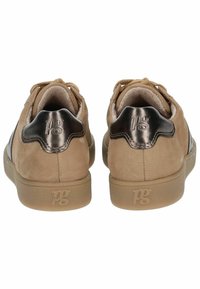 Bieżniki z zamszu w kolorze brązowym z czarnymi skórzanymi akcentami. Charakteryzują się zaokrąglonym kształtem, wyściełanym kołnierzem i teksturowaną gumową podeszwą. Logo na pięcie.