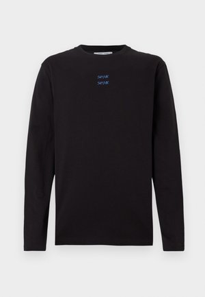 Čierne tričko s dlhým rukávom a kruhovým výstrihom so malým modrým textom "SAMSOE SAMSOE" vytlačeným dvakrát na hrudi.