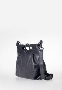 Marineblaue Lederhandtasche mit strukturiertem Oberteil, runden Griffausschnitten und verstellbarem Gurt. Sie bietet eine weiche, gerüschte Textur und kontrastierende Nähte.