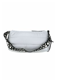 Sac matelassé gris avec une bandoulière à motifs noirs et blancs, doté d'une fermeture éclair et d'une forme rectangulaire arrondie. Texture lisse.