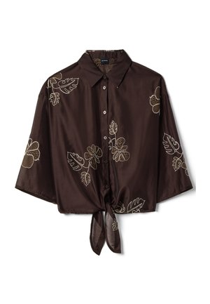 Camisa marrón con botones, mangas cortas, dobladillo delantero con lazo y bordado floral beige en toda la tela.