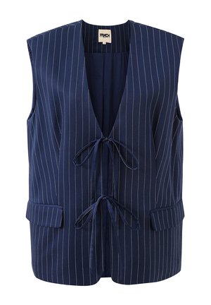 Gilet sans manches bleu marine à fines rayures blanches, col en V profond, deux poches avant et deux liens en tissu fermant à l'avant.
