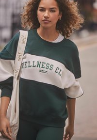 Self. SELF. WELLNESS  REGULAR FIT - Ikdienas džemperis - green