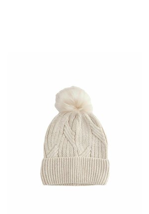 Bonnet tricoté en crème clair avec un revers côtelé et un motif en câble, surmonté d'un pompon duveteux. Texture douce et design confortable.