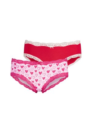 Zwei Paare Damen-Hipsterunterhosen aus Baumwolle, eine einfarbig rot mit weißer Spitzenkante, die andere pink mit roten Herzmustern und pinker Spitzenkante.