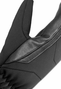 Zwarte handschoen met een textuur van leeraccent langs de bovenkant, met een gladde neopreen-achtige basismateriaal en een contourd ontwerp.