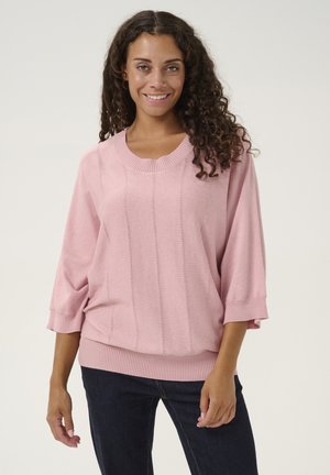 Rosa Strickpullover mit weitem Ausschnitt und 3/4-Ärmeln, der vertikale Streifenmuster sowie gerippte Akzente an den Bündchen und am Saum aufweist.