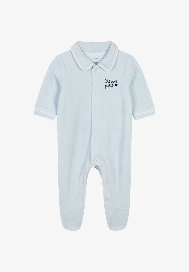 Une grenouillère pour bébé bleu clair en tissu doux, dotée d'un col, de manches courtes, d'une fermeture à boutons et d'un texte brodé indiquant "Bisous petit."