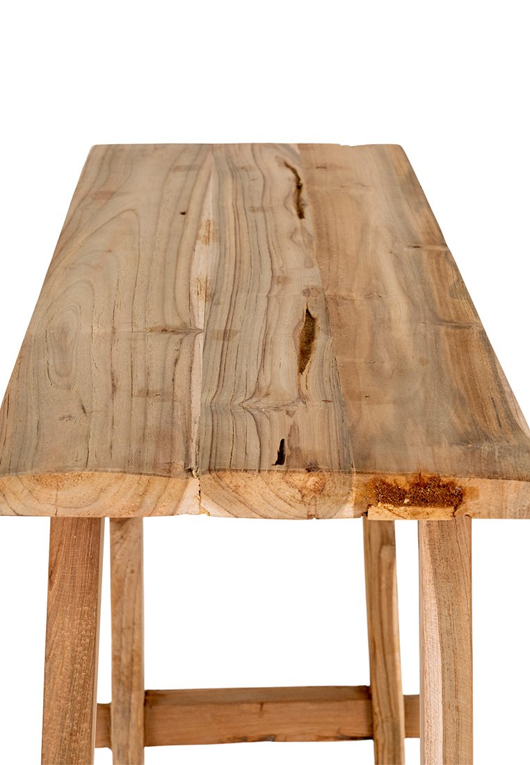Holztisch mit natürlicher Maserung, sichtbaren Knoten und Rillen, unterstützt von stabilen Beinen. Die Oberfläche zeigt eine hellbraune Farbe.