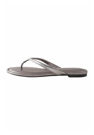 Flache graue Flip-Flop-Sandale mit dünnen metallischen Riemen und leicht gepolstertem Fußbett auf weißem Hintergrund.