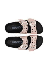 Roze slide sandalen met dubbele gespen, voorzien van zilveren hardware en ronde uitsparingen. Zwarte binnenzool met merkdetails.